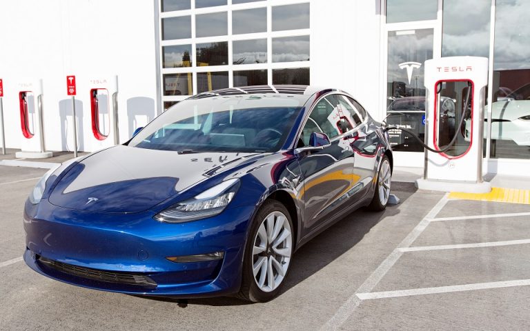 Tesla: Πρώτο αυτοκίνητο σε πωλήσεις στην Ευρώπη το Σεπτέμβριο