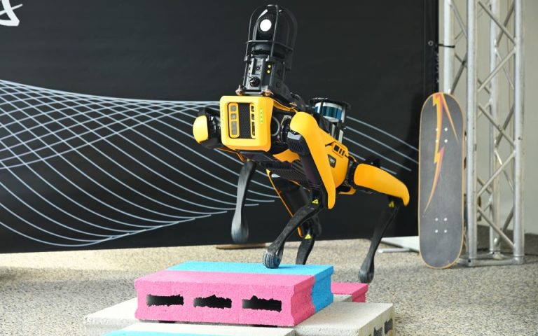 Spot: Ο σκύλος-ρομπότ της Boston Dynamics που χορεύει σαν τον Mick Jagger