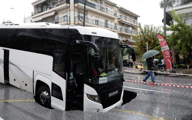 Θεσσαλονίκη: Άνοιξε «τρύπα» στο οδόστρωμα και «κατάπιε» το μπροστινό μέρος λεωφορείου