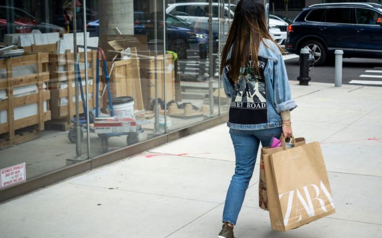 Zara: Αρχίζει να χρεώνει τις χάρτινες σακούλες