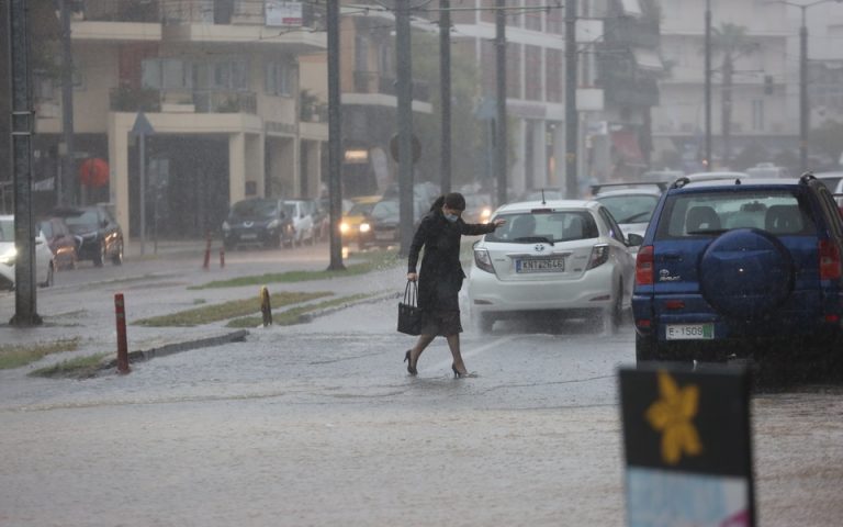 Κακοκαιρία «Μπάλλος»: Φωτογραφίες και βίντεο από την ισχυρή βροχόπτωση