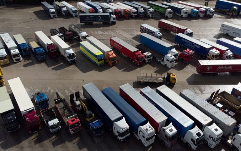 Χιλιάδες φορτηγά αναζητούν… οδηγούς στο Ην. Βασίλειο