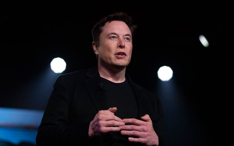 Μασκ: «Ναι» στην πώληση του 10% των μετοχών στην Tesla, λέει το Twitter