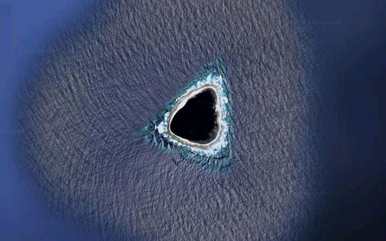 Google Maps: Τι είναι η μαύρη τρύπα στη μέση του ωκεανού