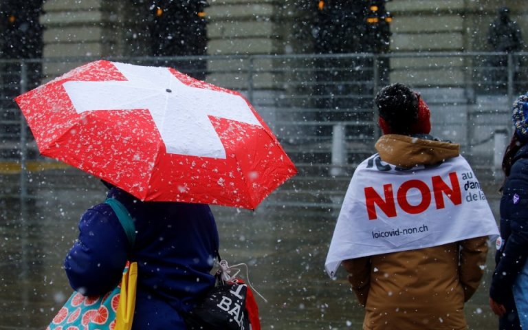 Ελβετία: Ναι ψηφίζουν οι πολίτες στο δημοψήφισμα για το υγειονομικό πάσο