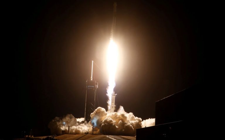 SpaceX: Απογειώθηκε πύραυλος που μεταφέρει 4 αστροναύτες στον Διεθνή Διαστημικό Σταθμό