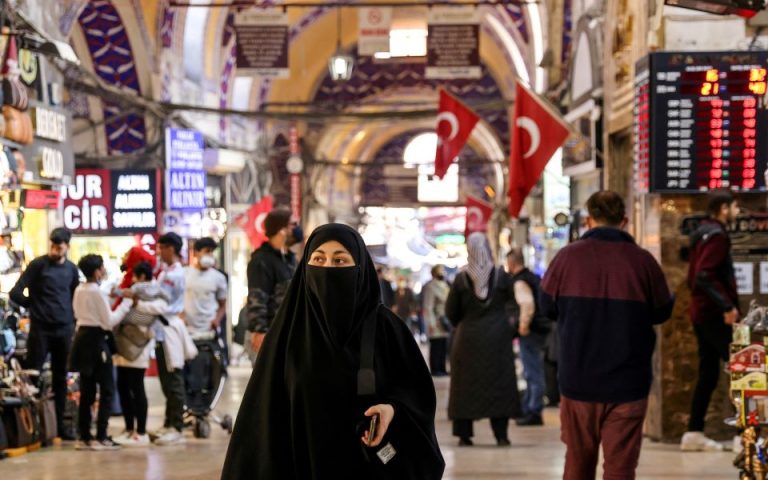 Πρόταση Ερντογάν για δημοψήφισμα για την ισλαμική μαντίλα