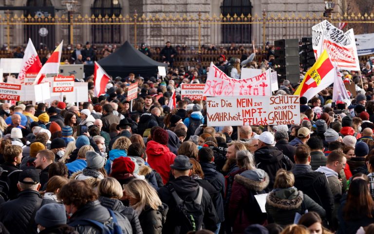 Αυστρία: Χιλιάδες διαδηλωτές κατά του lockdown και του υποχρεωτικού εμβολιασμού