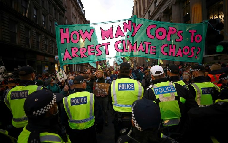 «Πόσοι αστυνομικοί χρειάζονται για να συλλάβουν το κλιματικό χάος»