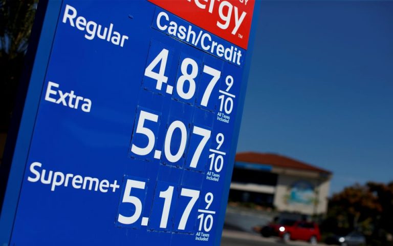 Μπάιντεν: Ζητά από την επιτροπή ανταγωνισμού να διερευνήσει την αύξηση της τιμής βενζίνης