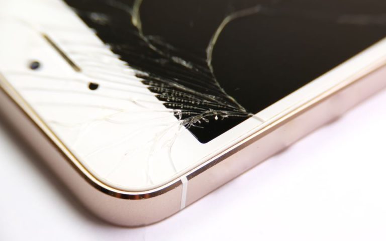 Apple: Πώς μπορεί κάποιος να φτιάξει μόνος του ένα χαλασμένο iPhone