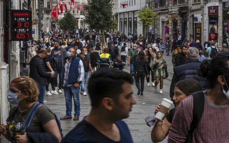 Τουρκία: Διατηρεί αμετάβλητα τα επιτόκια παρά τον καλπάζων πληθωρισμό 