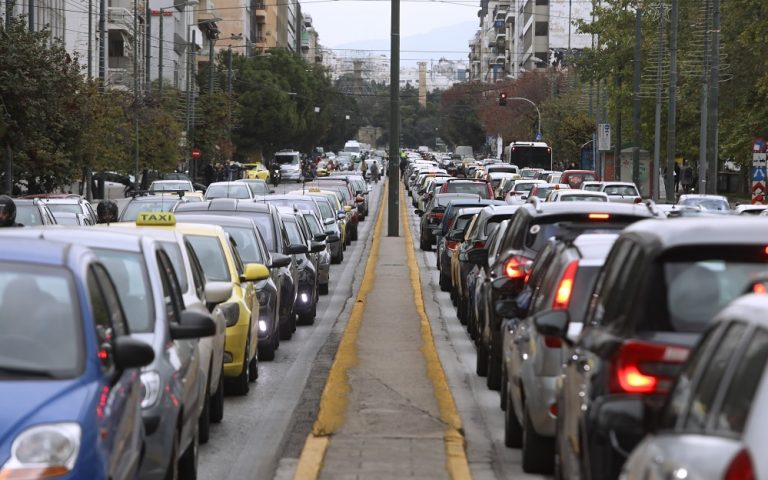 Διψήφια άνοδο στον τζίρο των αυτοκινήτων στην Ελλάδα
