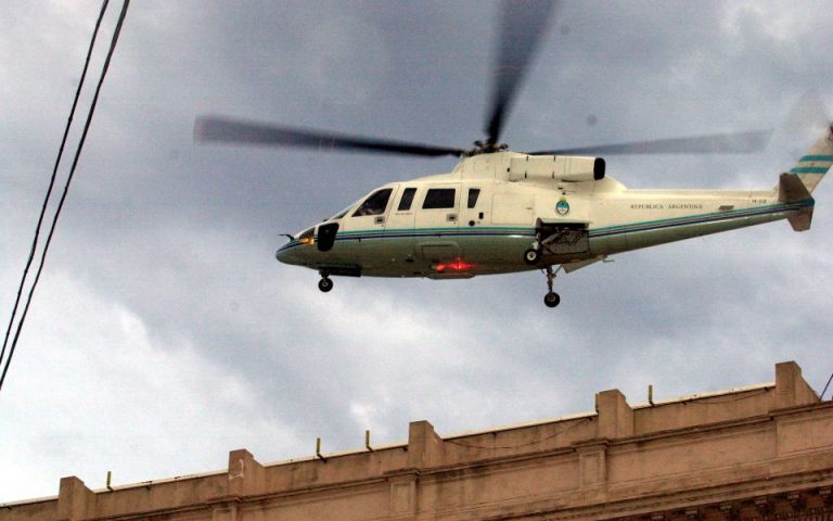 «Να φύγουν όλοι!»: Όταν ο πρόεδρος φυγαδεύτηκε με ελικόπτερο
