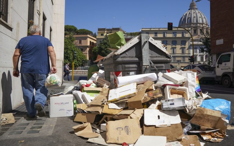 Ρώμη: Έκκληση για λιγότερο χαρτί περιτυλίγματος – Προβλήματα ενόψει Χριστουγέννων