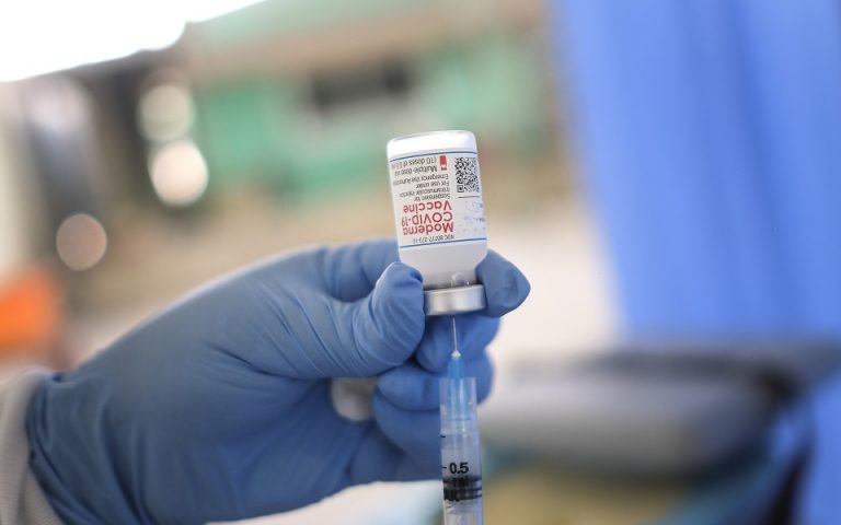 Έρευνα: Ο εμβολιασμός αποτρέπει από μακρά νόσηση Covid-19