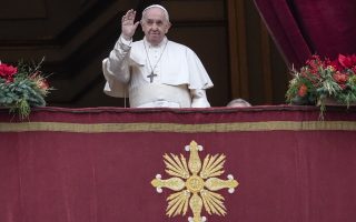Ο πάπας Φραγκίσκος δωρίζει θραύσματα του Παρθενώνα στην Ελλάδα