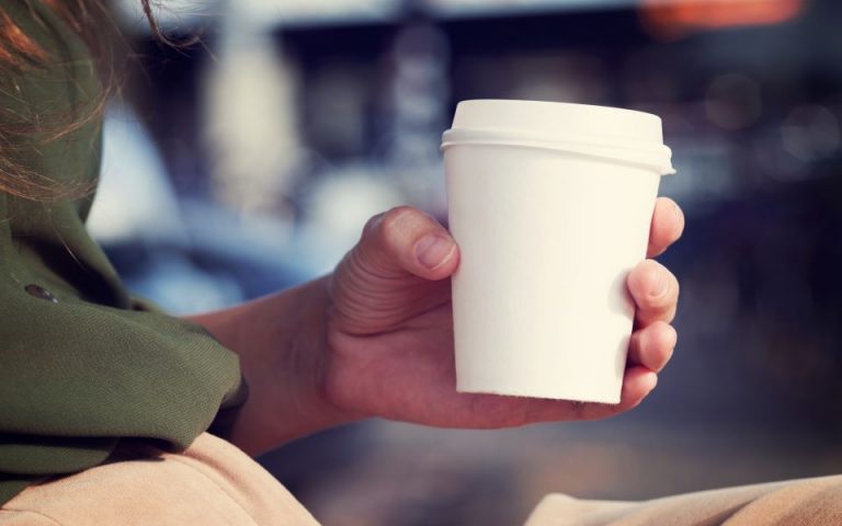 Πλαστικά μίας χρήσης: 0,10 ευρώ ακριβότερος ο καφές από 1η Ιανουαρίου