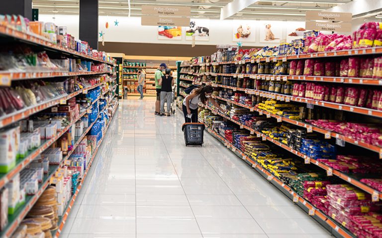 Ο πληθωρισμός ρίχνει την κατανάλωση: Με πτώση πωλήσεων το 2022 για τα σούπερ μάρκετ