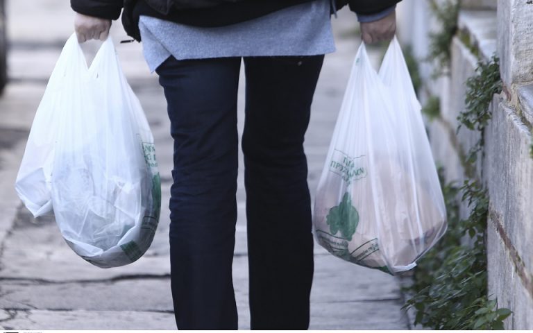 Εστίαση: Πώς χρεώνονται οι πλαστικές σακούλες από το νέο έτος