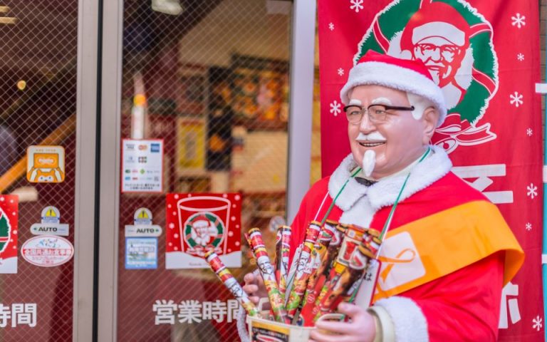 Γιατί οι Ιάπωνες τρώνε KFC τα Χριστούγεννα: Η ιστορία πίσω από το παράξενο έθιμο