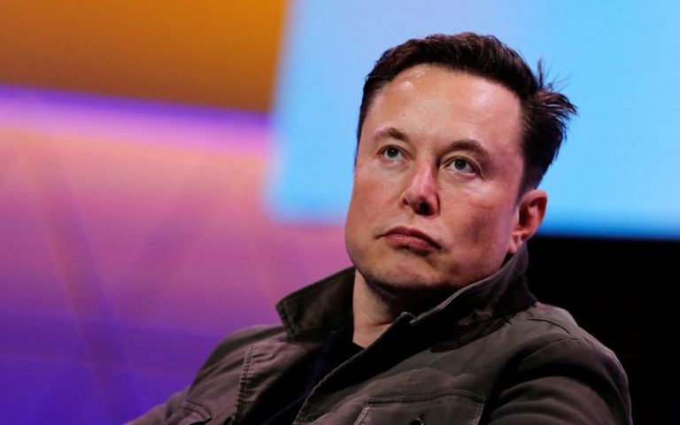 Tesla: Εκτινάχθηκαν τα κέρδη, αλλά «παγώνει» τα νέα μοντέλα