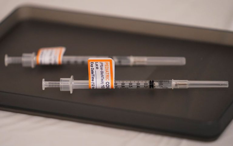 Ισραήλ: Η τρίτη δόση του εμβολίου Pfizer προσφέρει σημαντική προστασία στην Όμικρον