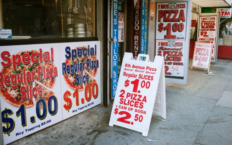 Ο πληθωρισμός σκοτώνει ένα έμβλημα: Το τέλος της πίτσας του 1 δολαρίου
