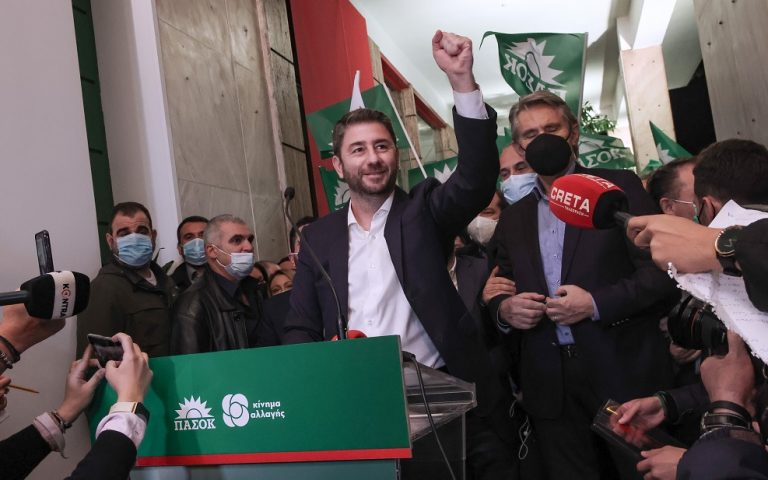 Νέος πρόεδρος του ΚΙΝΑΛ ο Νίκος Ανδρουλάκης – Ευρεία νίκη έναντι του Γ. Παπανδρέου