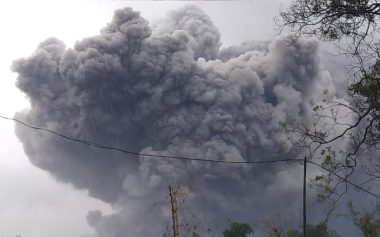 Εικόνες αποκάλυψης από την έκρηξη ηφαιστείου στην Ινδονησία
