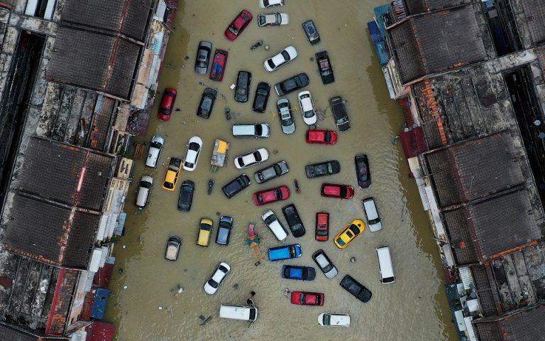 Πλημμύρες και λεηλασίες στη Μαλαισία