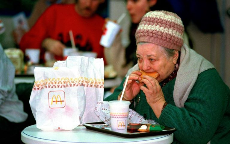 Κλείνουν τα McDonald’s στη Ρωσία: Όταν οι Μοσχοβίτες πλήρωναν μισό μεροκάματο για να φάνε BigMac