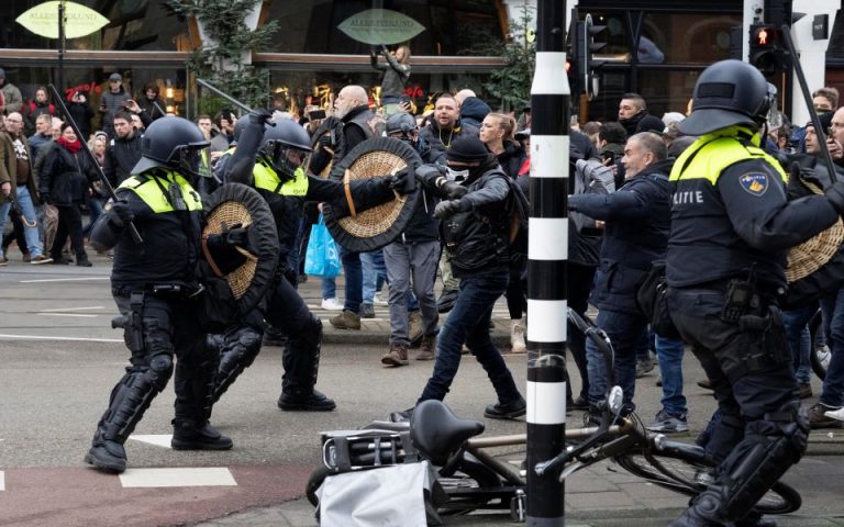 Ολλανδία: Συμπλοκές αστυνομίας με διαδηλωτές κατά των lockdowns και των εμβολιασμών