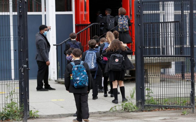 Βρετανία: Χάος στα σχολεία με τα μέτρα κορωνοϊού