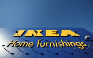 Ikea: Κόβει την πληρωμένη αναρρωτική άδεια στους ανεμβολίαστους υπαλλήλους