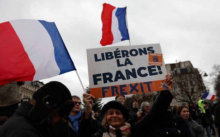 Γαλλία: «Εμείς θα σε τσαντίσουμε»- αντιεμβολιαστές διαδήλωσαν κατά Μακρόν