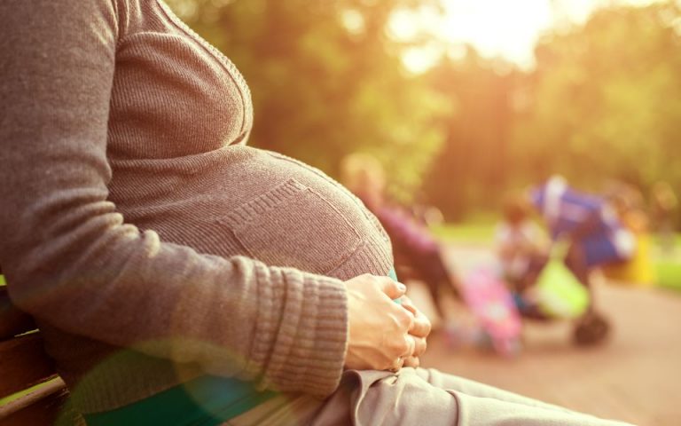 Eμβόλια Covid: Δεν σχετίζονται με αυξημένο κίνδυνο στην εγκυμοσύνη