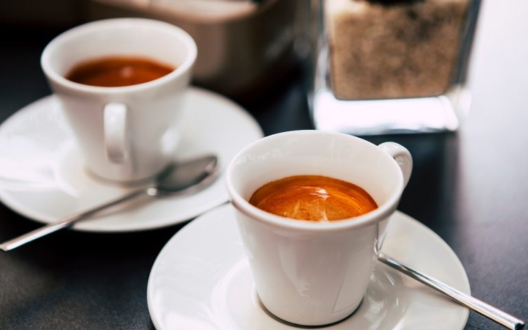 Πικρός καφές: Οι ανατιμήσεις του 7% φέρνουν λουκέτα