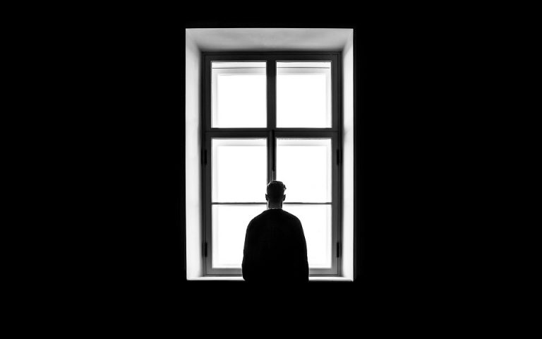 Μοναξιά: Οι πιθανές αιτίες και το κλειδί για την αντιμετώπιση