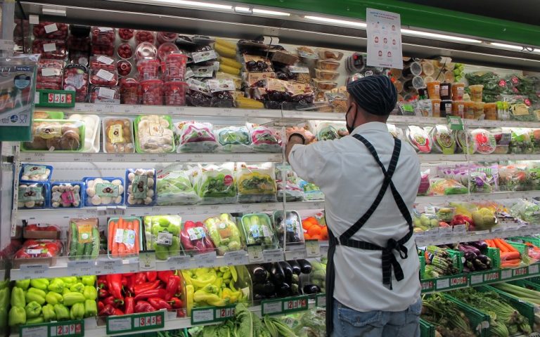 Σούπερ μάρκετ: Οι ανατιμήσεις αυξάνουν τον τζίρο – Τι «κόβουν» οι καταναλωτές