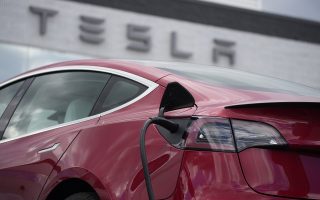 Tesla: Θα απολύσει πάνω από το 10% του προσωπικού της
