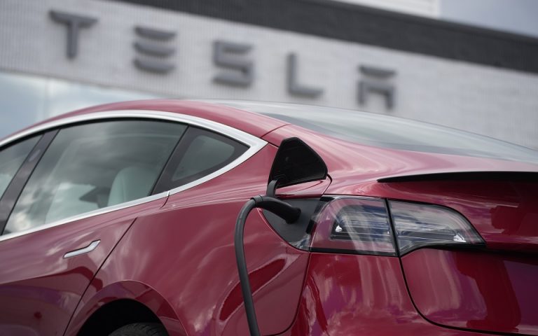 Tesla: Ανακαλεί 54.000 οχήματα στις ΗΠΑ – Προσπερνούν πινακίδες STOP