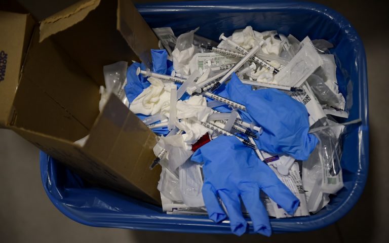 Η Ιταλία «ξέχασε στα ψυγεία» τα εμβόλια κορωνοϊού