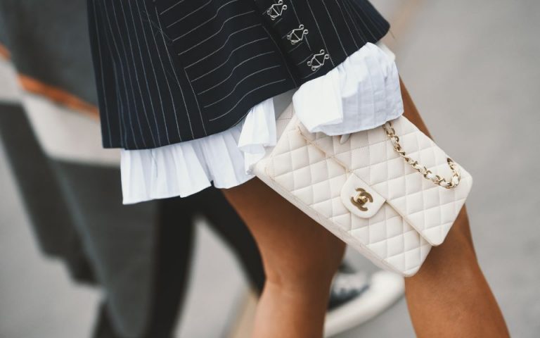 Chanel: Γιατί η θρυλική τσάντα της ακρίβυνε τρεις φορές μέσα σε ένα χρόνο
