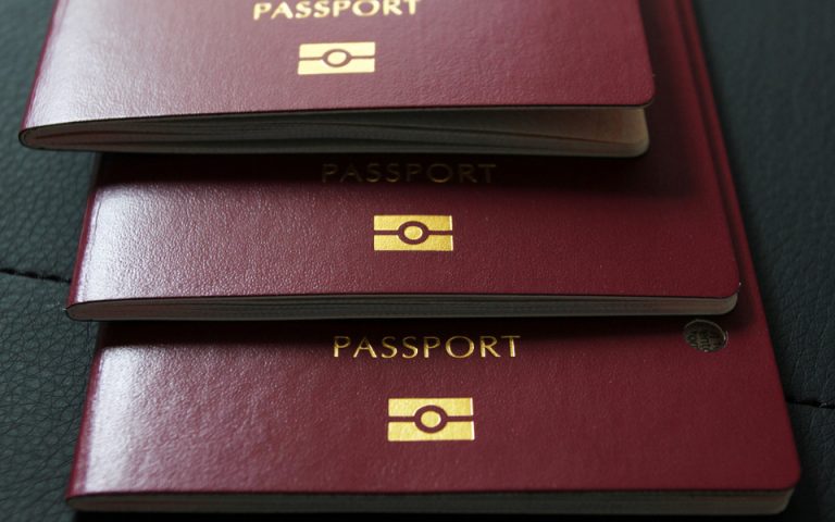 Υπ. Μετανάστευσης: Αναστέλλει την έκδοση Golden Visa σε Ρώσους πολίτες 