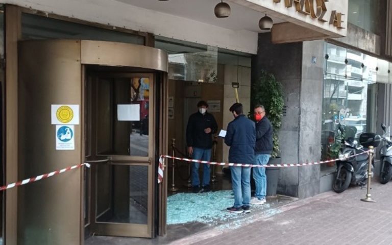 Επίθεση με βαριοπούλες στο κτίριο του ΟΣΕ στο κέντρο της Αθήνας