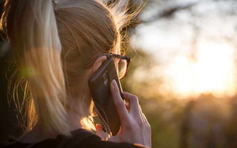 Η άγνωστη ιστορία του τηλεφώνου: Γιατί δεν λέμε «Αχόι» όταν απαντάμε