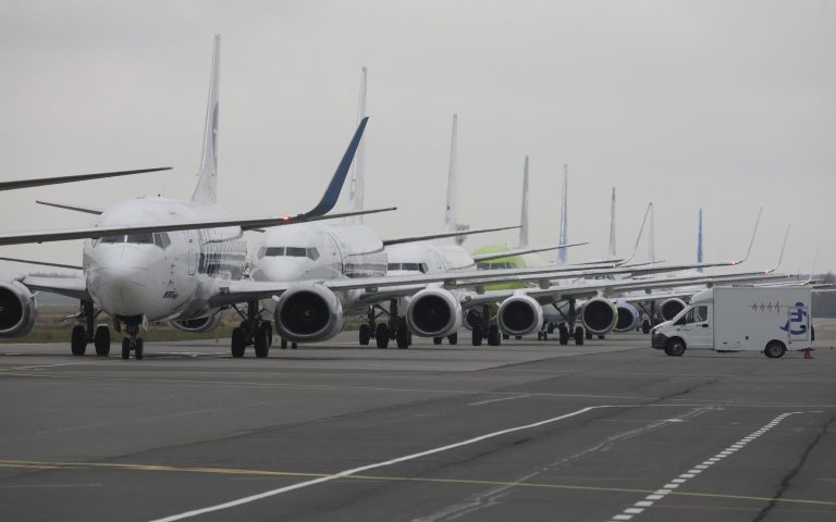 Ρωσία-Ουκρανία: «Εγκλωβισμένοι» επιβάτες στο αεροδρόμιο της Μόσχας περιμένουν να φύγουν