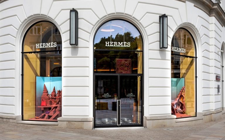 Καταναλωτική μανία με τα προϊόντα Hermes: «Ανοσία» της πολυτέλειας στον πληθωρισμό