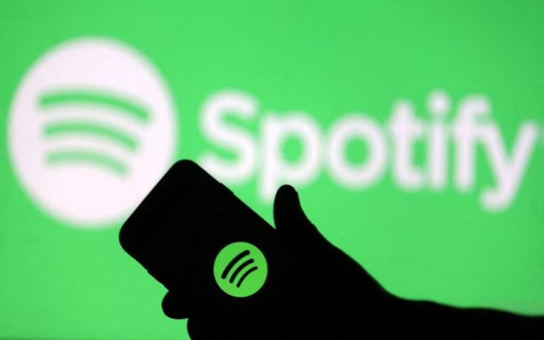 Spotify: Καταδικάζει τα σχόλια του Rogan τον διατηρεί όμως στην πλατφόρμα